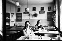 Наташа Гущина, Инна Семёнова в кабинете литературы, 1977 год